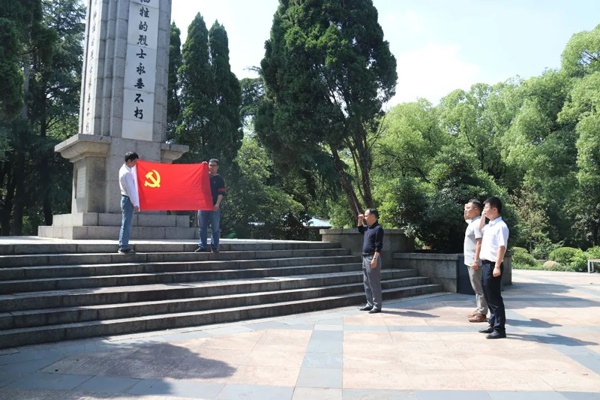 市政遠(yuǎn)大黨支部開(kāi)展祭拜革命先烈活動(dòng)6001.jpg