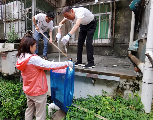 南昌市政建設(shè)集團(tuán)開展我為群眾辦實事大掃除活動600.jpg