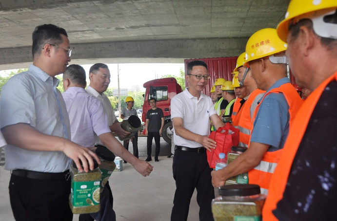 南昌市政公用集團鄭學平到工程建設(shè)一線送清涼6914.jpg