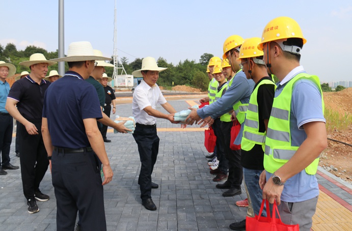 市政公用集團萬義輝視察綠色建筑產業(yè)園6911.jpg