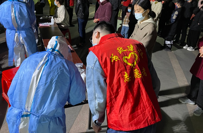 南昌市政建設集團協(xié)助青云譜區(qū)祥和社區(qū)開展核酸檢測6911.jpg