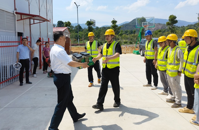 南昌市政建設(shè)集團(tuán)徐旭前往綠色建材科技產(chǎn)業(yè)園項目一線送清涼