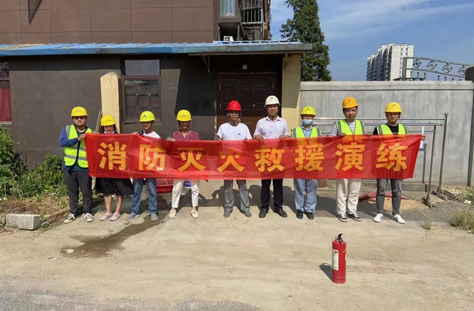 青山湖區(qū)安置房周邊道路項(xiàng)目部聯(lián)合建設(shè)單位及監(jiān)理單位開展消防滅火應(yīng)急救援演練