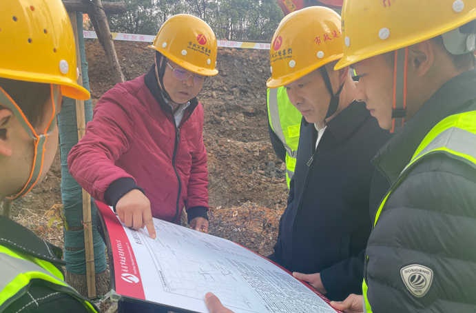 張世東前往青云譜區(qū)舊改安置房周邊道路排水工程項目督導(dǎo)檢查復(fù)工復(fù)產(chǎn)