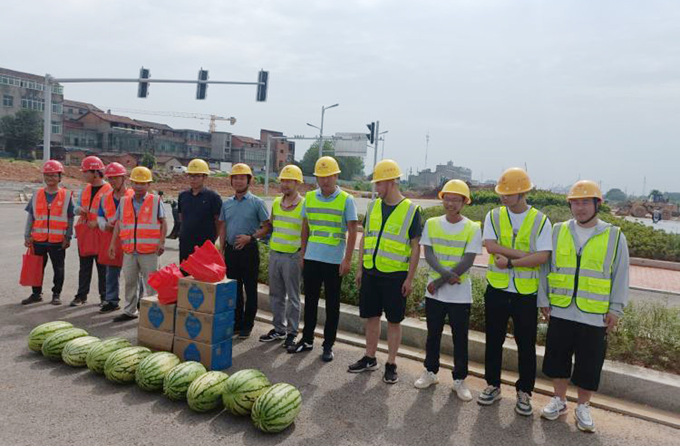 南昌市政建設(shè)集團(tuán)開展夏日送清涼慰問活動(dòng)